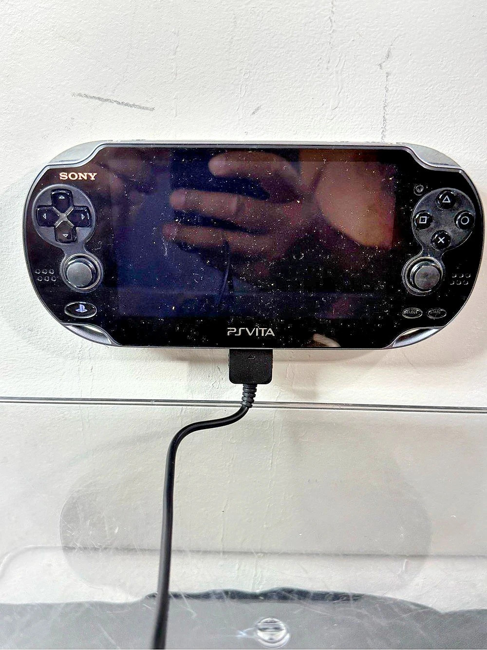 Sony PS Vita PCH-1001 OLED + Assassin’s Creed Game & Charger